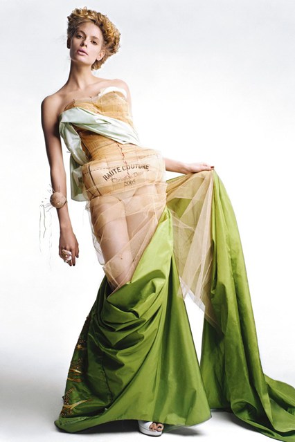 patrick-demarchelier-julia-stegner-vogue-oct2005-dior-haute-couture-p304_426x639