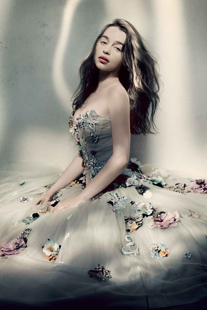 Emilia-Clarke-May15-p182-Vogue-Paolo-Roversi_426x639